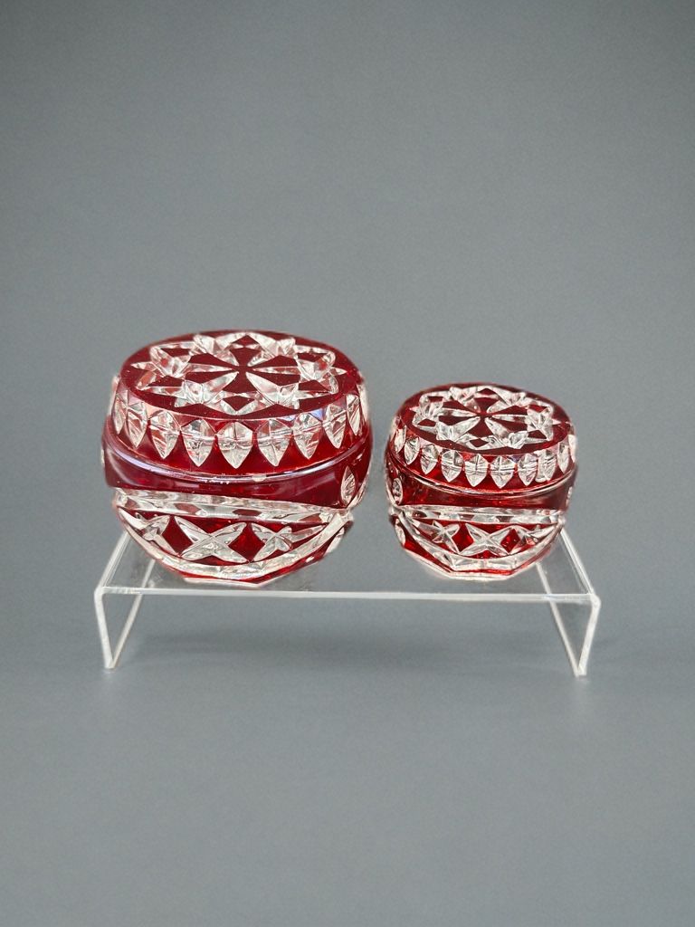Tutte le decorazioni: Ruby Red Crystal Trinket Boxes - Set of Two - Stunning! – Usato da Villmergen venduto da JacRon