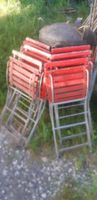 10 alte Klappstühle