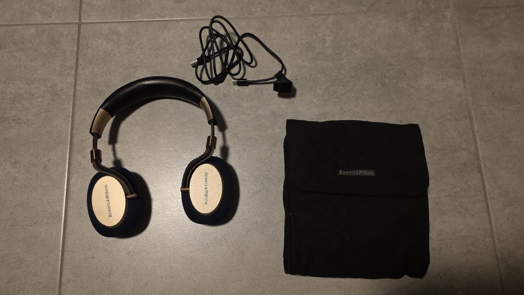 Bowers & Wilkins Cuffie: Bowers & Wilkins Premium Bluetooth Headset – Nuovo (secondo la descrizione) da St. Niklaus VS venduto da Roccat99