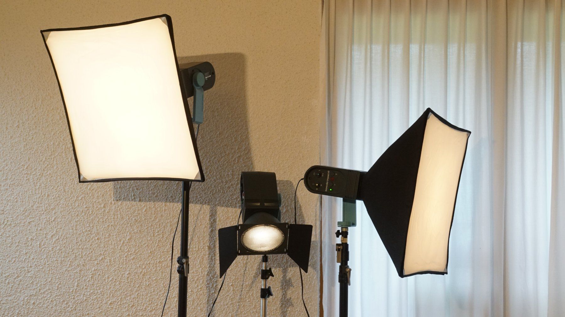 Broncolor Flash: Broncolor Blitzanlage mit org. Koffer & Stativen – Usato da Wohlenschwil venduto da steyr185 1