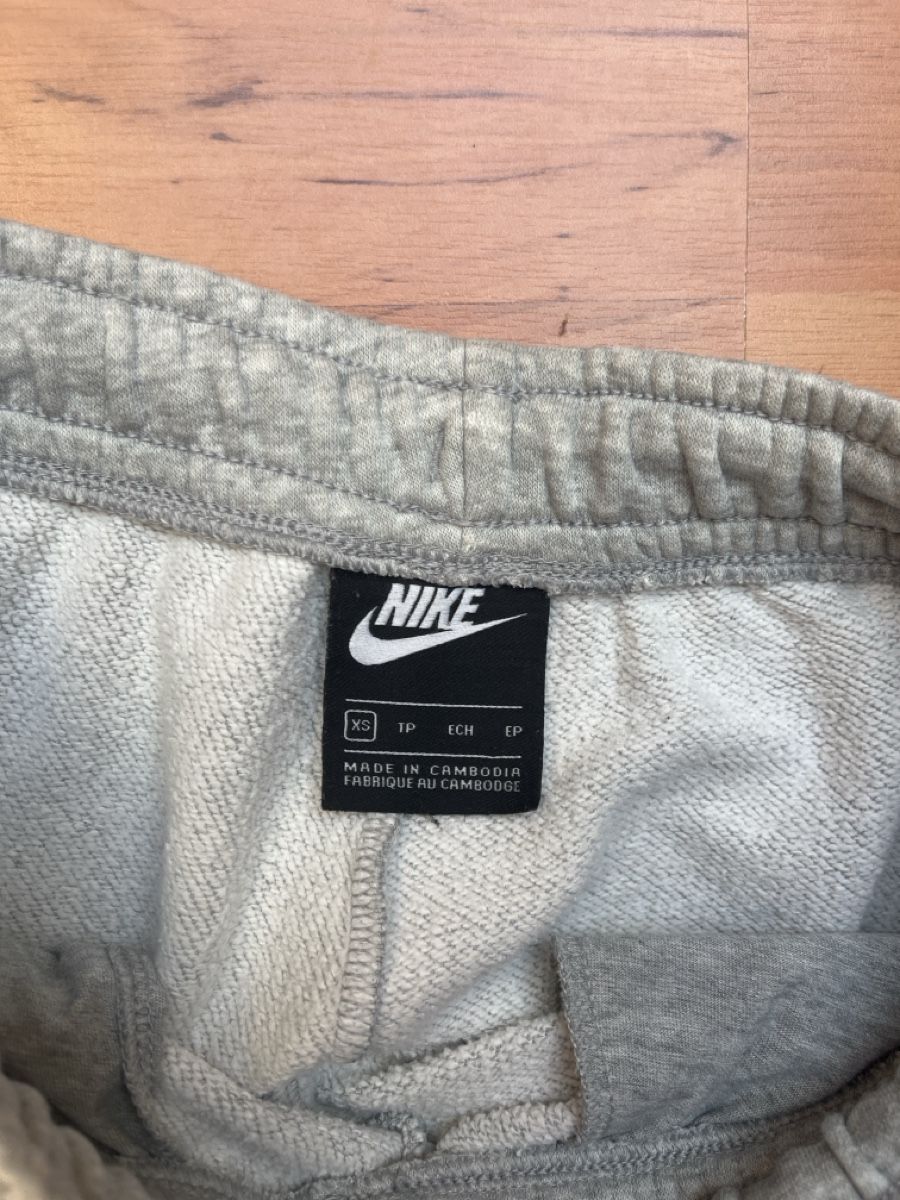 Pantaloni: Nike Jogginghose – Usato da Seuzach venduto da anina.k 1