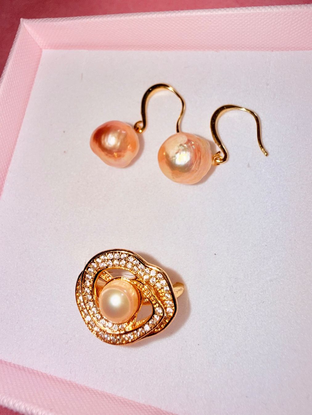 Altri gioielli: Ensemble de bijoux plaqué or avec perles roses et zircons – Nuovo e nell'imballaggio originale da St-Maurice venduto da Sandrinette123