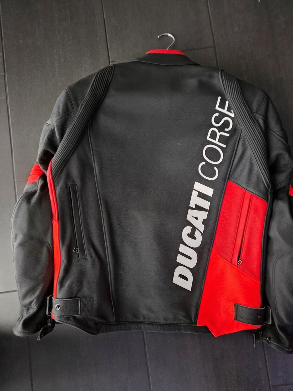 Ducati Giacche: Lederjacke Ducati Corse C6 – Nuovo (secondo la descrizione) da Frauenfeld venduto da Moto77_AG 2