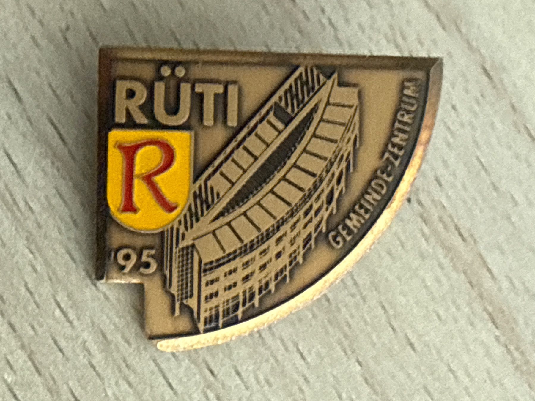 Plaketten & Abzeichen: Pin RÜTI GEMEINDE-ZENTRUM 95 – Gebraucht aus Glattbrugg von Schweigmatt