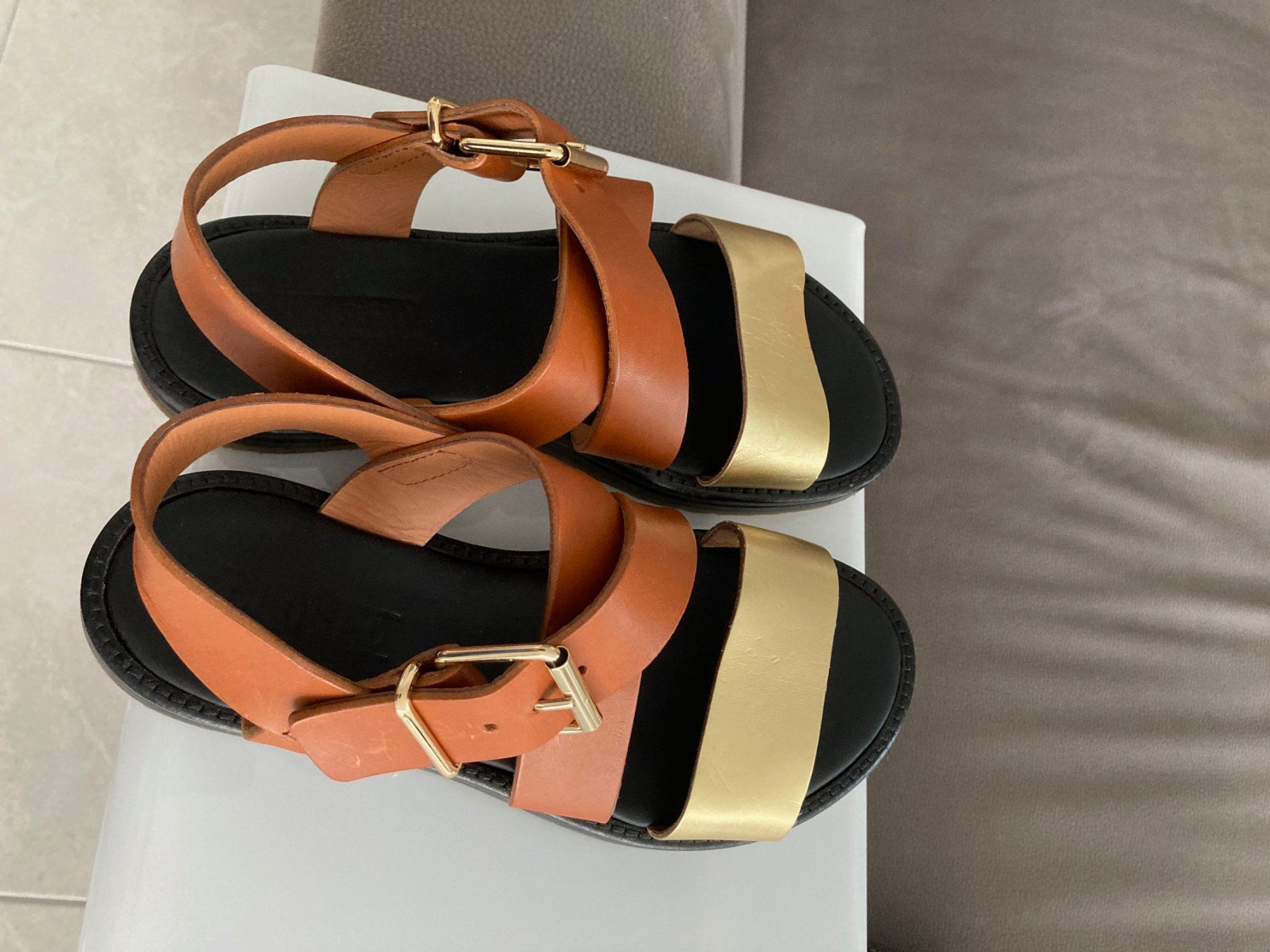 Damenschuhe: Schuhe Sandalen Gr. 39 gold/cognac, Closed – Gebraucht aus Glattpark (Opfikon) von Pangie 1