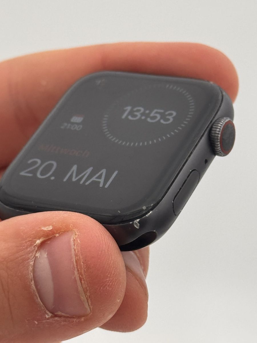 Apple Smartwatch: Apple Watch Series 5 LTE 44mm - Black – Usato da Basel venduto da MeSellstuf 3