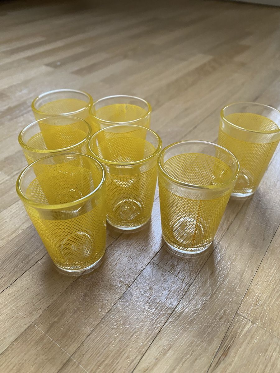 Karaffen: Karaffe & 7 Gläser, gelb gemustert, Vintage – Gebraucht aus Zürich von linlin02 2
