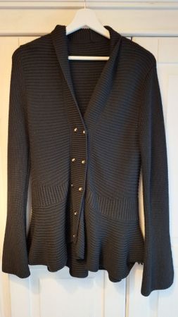 Sehr schöne Strickjacke.Für Herbst/Winter