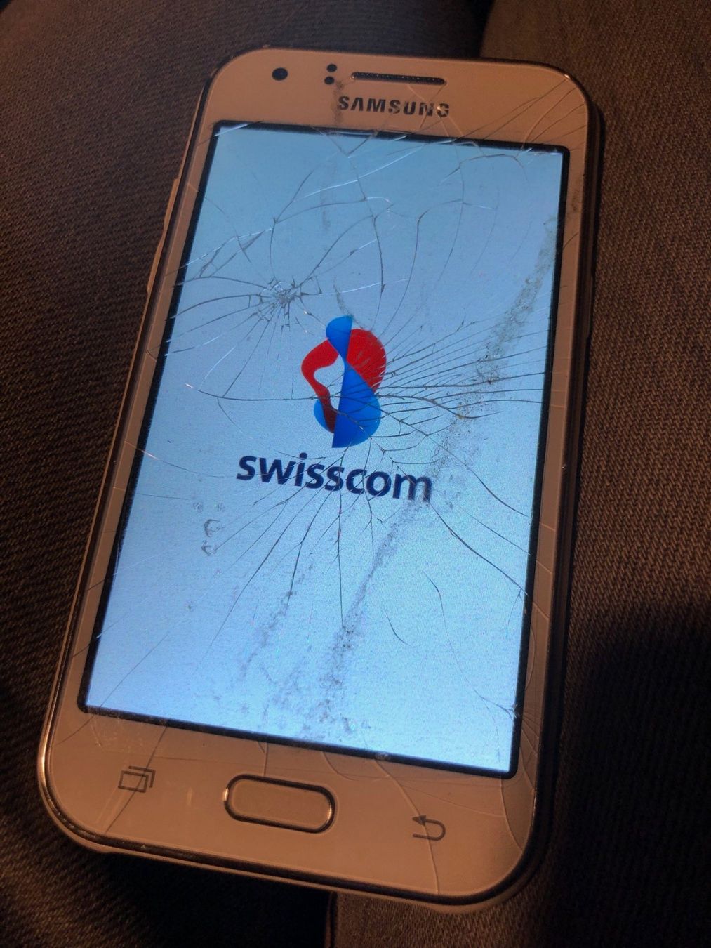 Samsung Handys / Smartphones: Samsung Galaxy J1 von 2015 defekt – Defekt aus Hinterkappelen von atomschnee 1