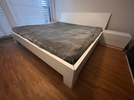 Bett 200x200 Weiss mit Pfister-Lattenrosten | Gepolstertes K