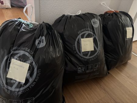 Viele Damenkleider zwischen S und XL