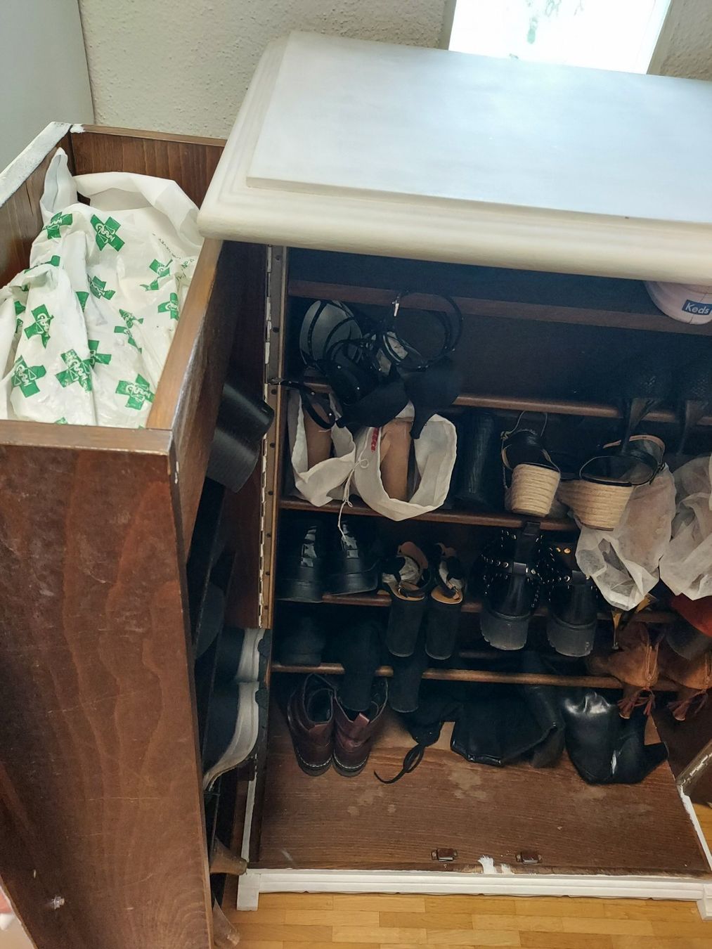Armoires: SCHUHSCHRANK HOLZ "SHABBY" ANGEMALT – D'occasion à Zeiningen par elcanaja 4