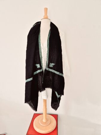 TUCH SCHWARZ SCHAL MIT STICKEREI,  TOP ZU MANTEL KLEID