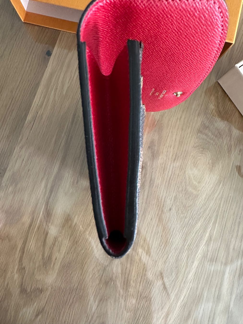Louis Vuitton Portamonete: Louis Vuitton portefeuille Émilie rouge – Nuovo (secondo la descrizione) da Courgevaux venduto da missceline5 7