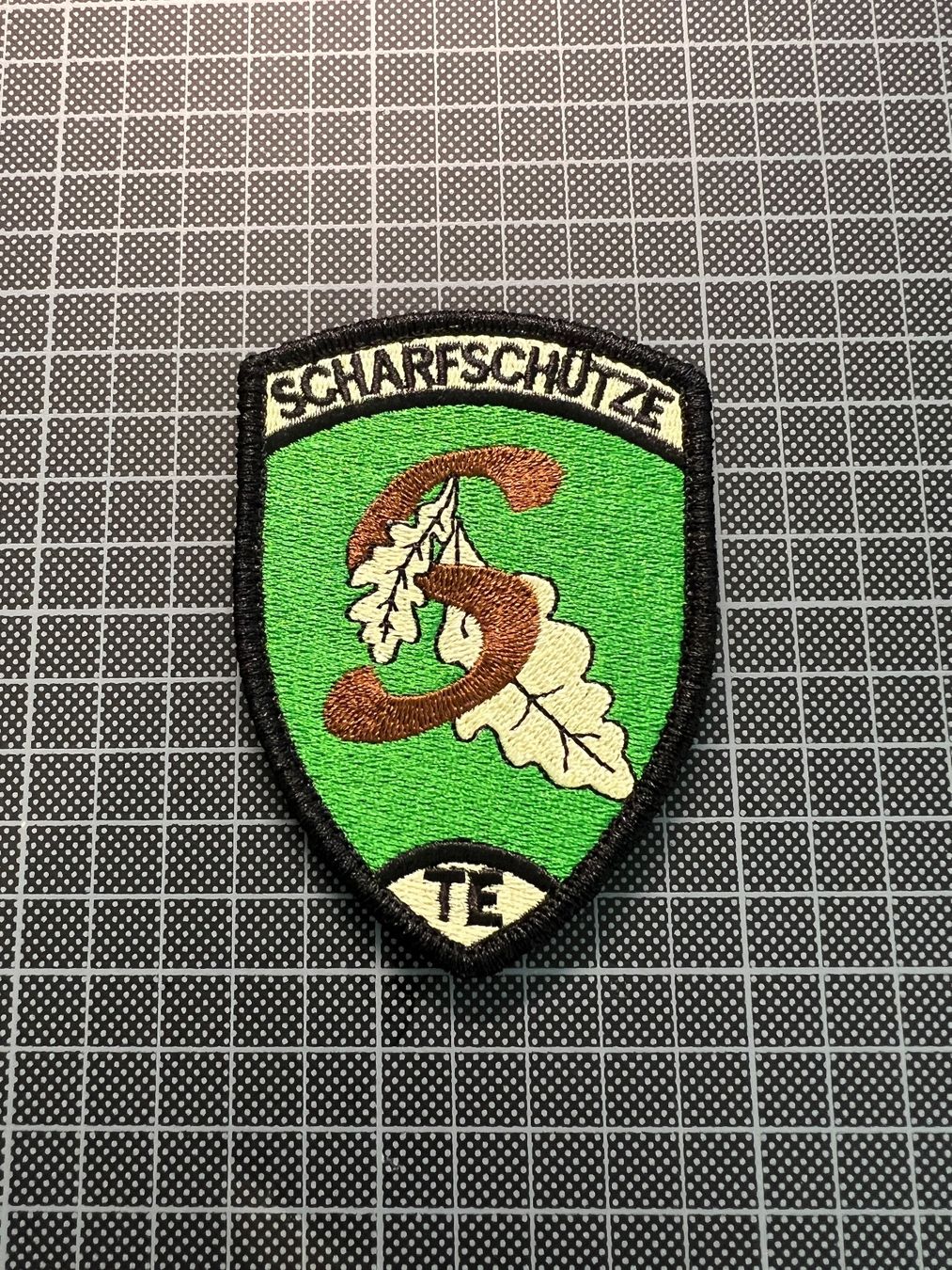 Schweizer Armee Placchette & Badge: Badge Scharfschütze TE grün mit Klett – Nuovo e nell'imballaggio originale da Fruthwilen venduto da speex