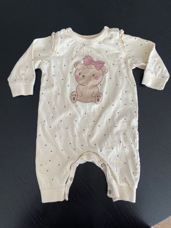 Strampler, Gr. 62, beige, Punkte, Bärli