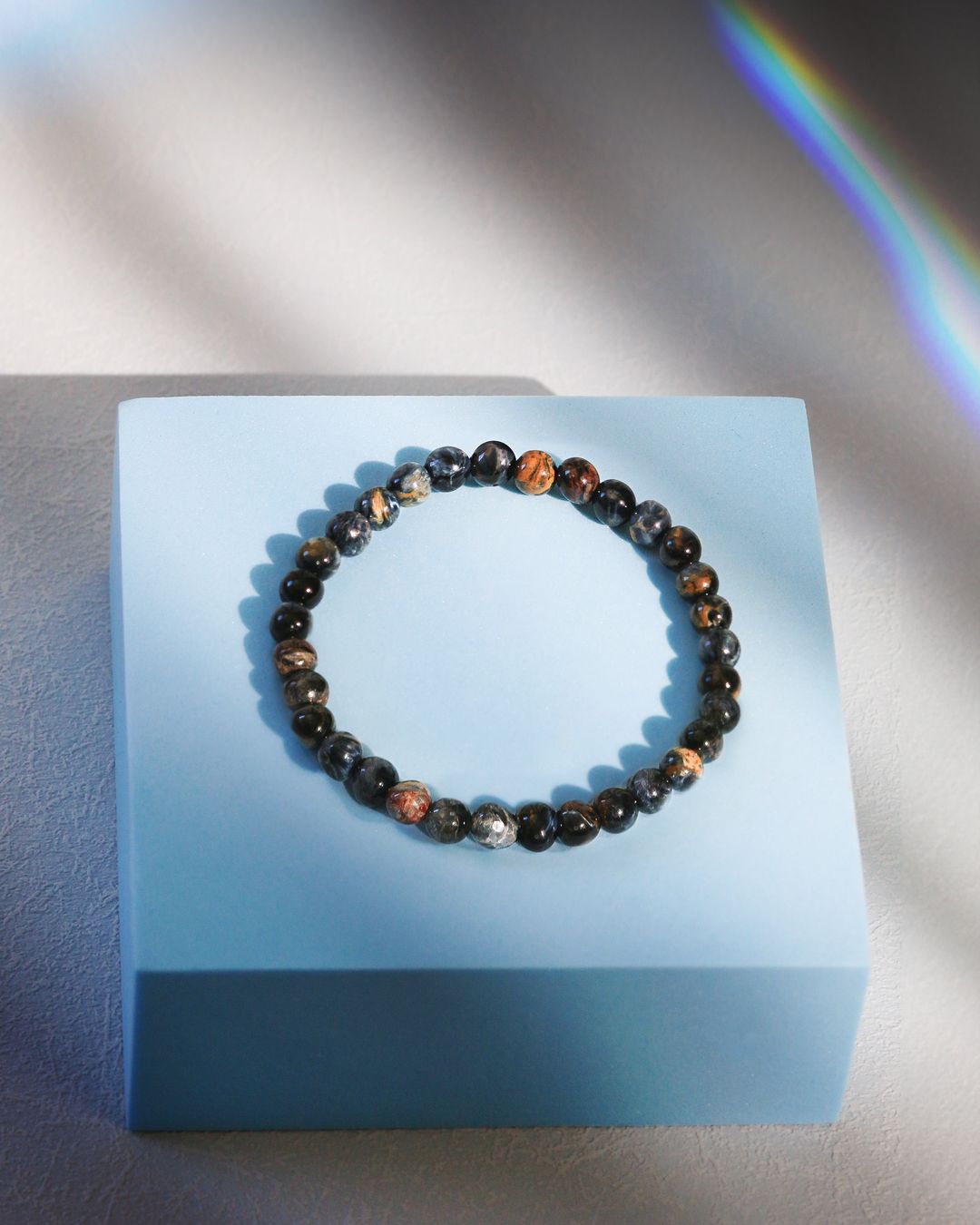 Armbänder & -reifen: Elastisches Armband aus Pietersit – Neu und originalverpackt aus Schindellegi von MoonAmber.schmuck
