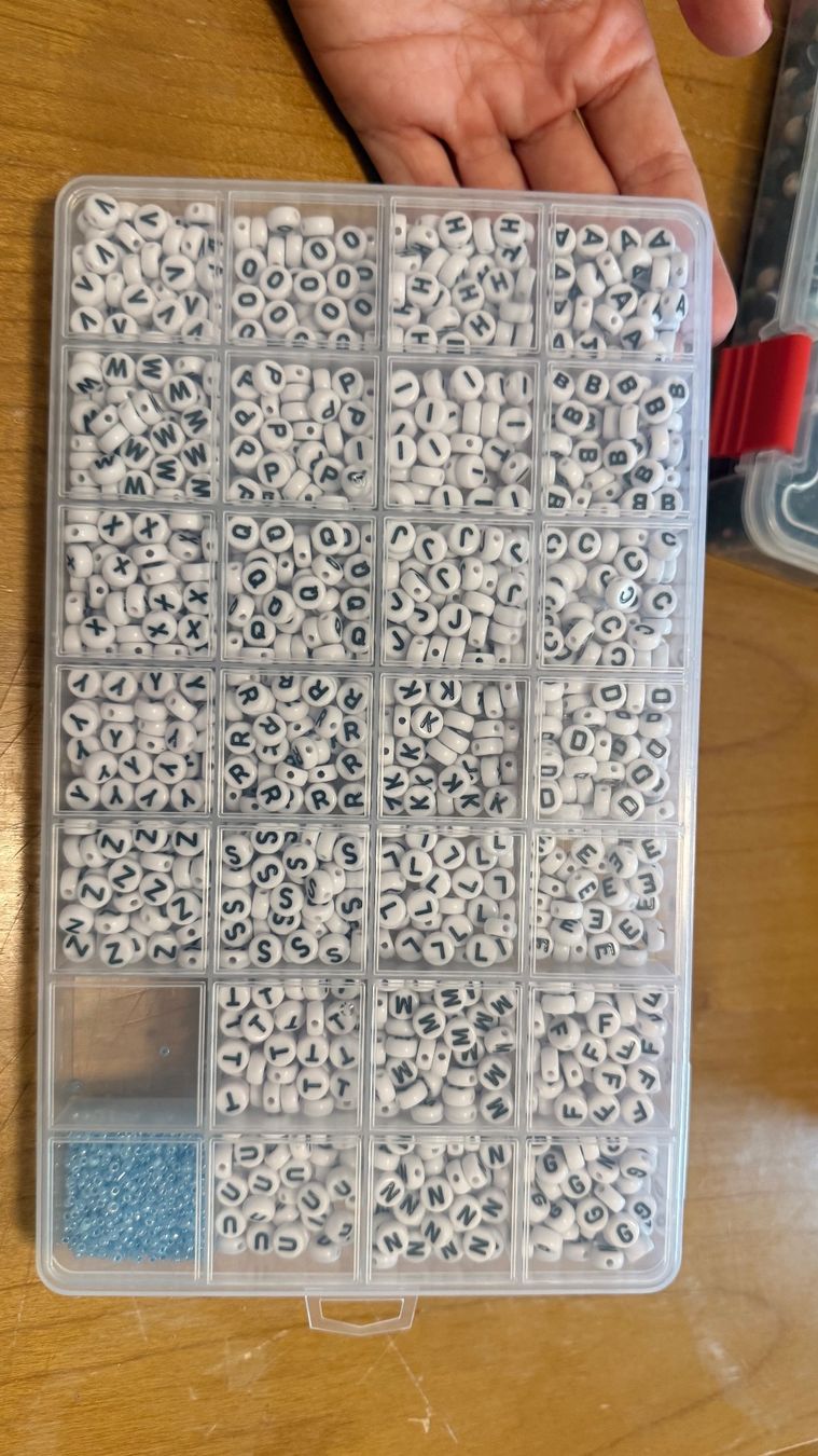 Perle (finte): Box mit Buchstaben Perlen - Buchstaben chrälleli – Nuovo (secondo la descrizione) da Bern venduto da gob_sar 1