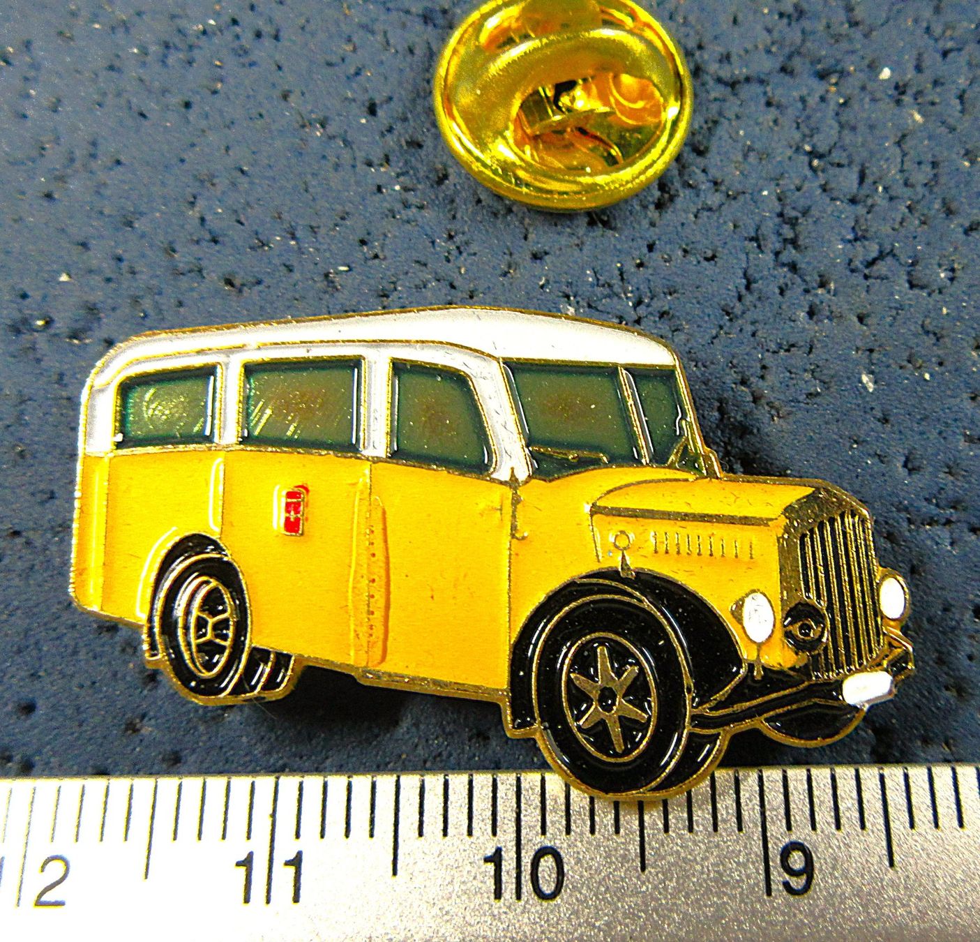 Saurer Placchette & Badge: SAURER POSTAUTO OLDTIMER PIN GEPRÄGT GOLDIG – Usato da Ettingen venduto da Hausi4711
