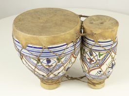 Bongo-Trommelpaar aus Keramik mit Naturfell