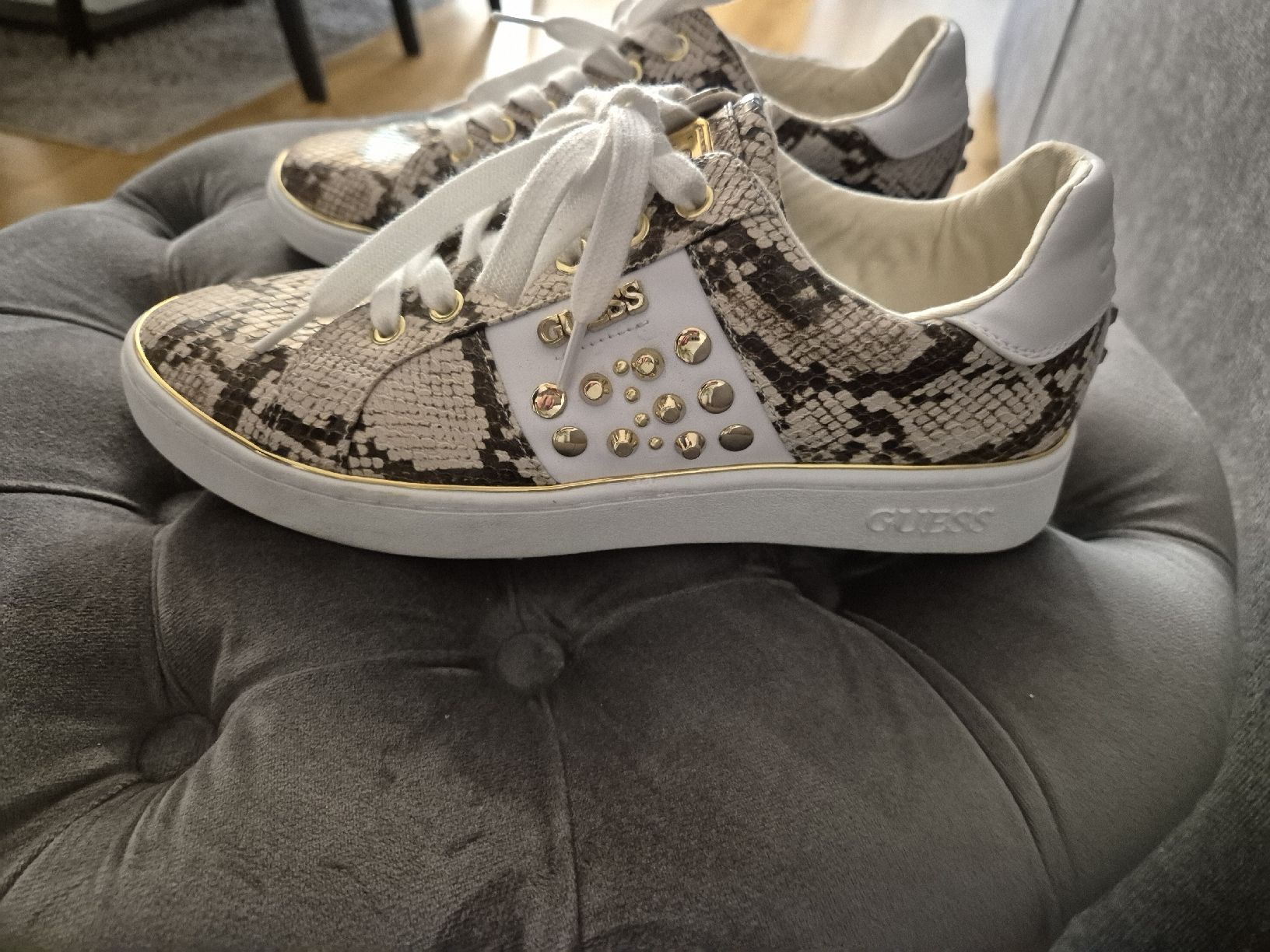 Guess Scarpe da donna: Guess Sneaker im Schlangen-Look, Grösse 40  – Usato da Zofingen venduto da kar_9jfg 1
