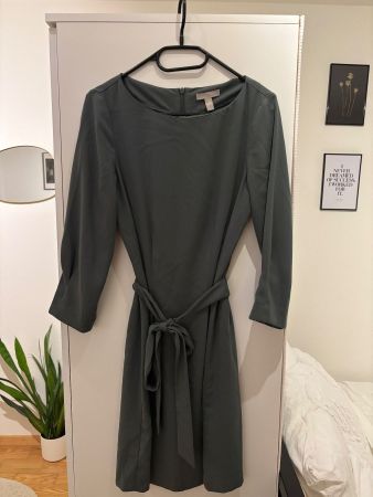 Elegantes Business Kleid in olive grün