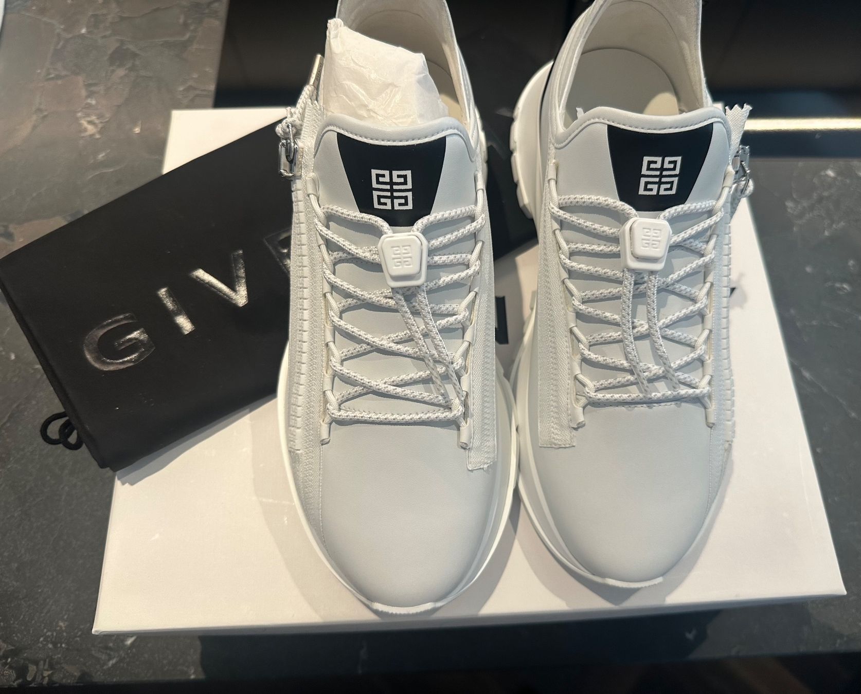 Givenchy Herrenschuhe: Scarpe GIVENCHY Spectre Runner Bianco/Nero Tg 41 – Gebraucht aus Kloten von ZuD48 2