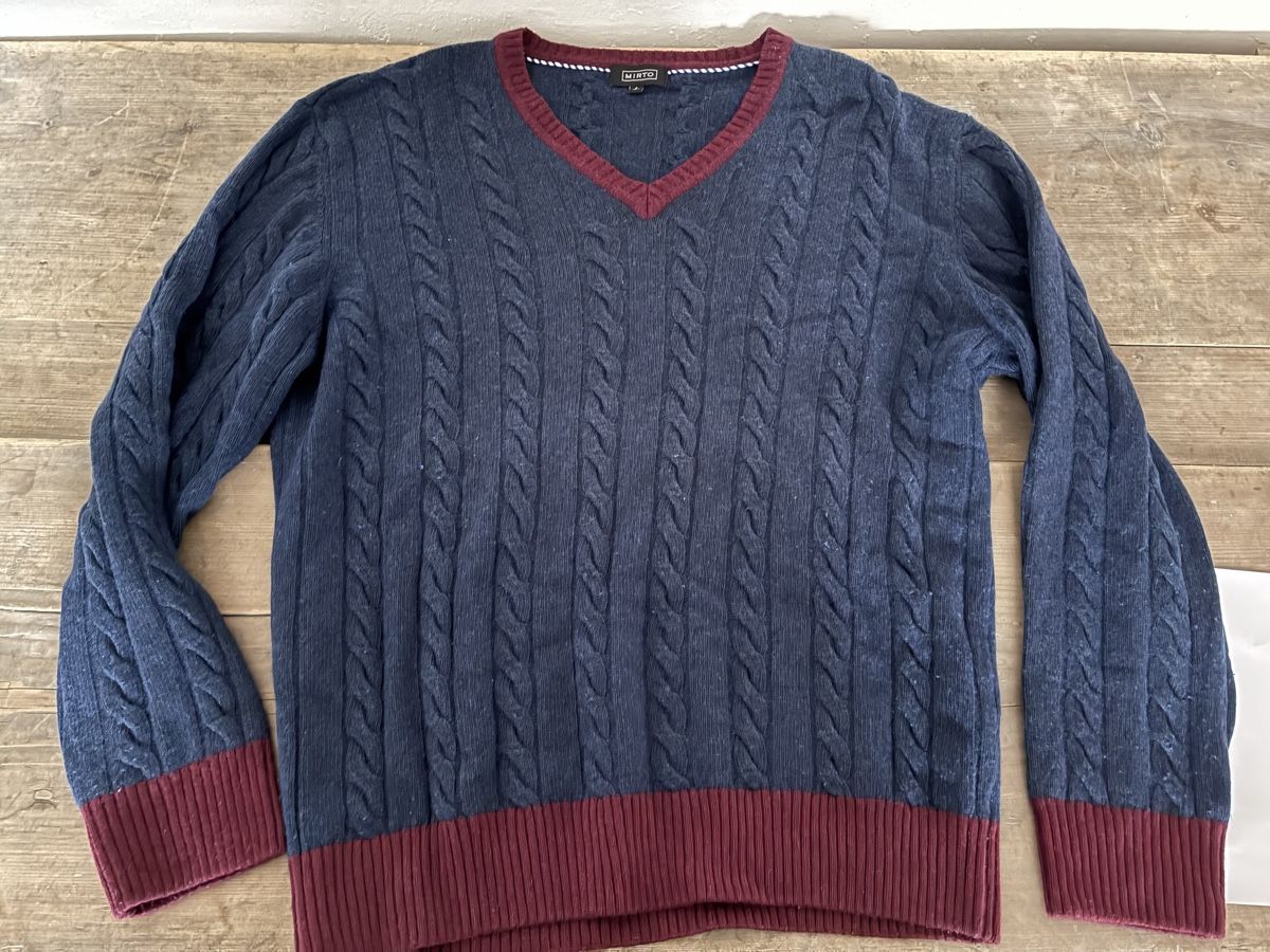 Pullover & Sweatshirts: Mirto Pullover dunkelblau Grösse L Zopfmuster – Gebraucht aus St. Gallen von Joao_Serralheiro