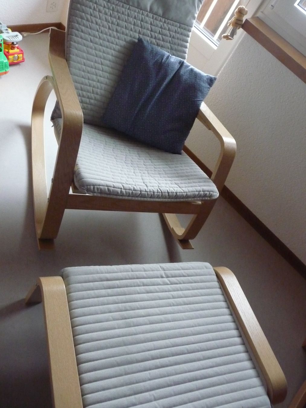 Ikea Sessel: Poäng Schaukelstuhl mit Hocker, neuwertig – Neu (gemäss Beschreibung) aus Kirchberg BE von lavendel02