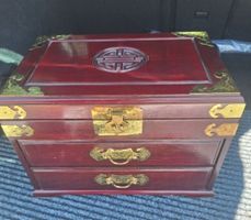 Boîte à bijoux en bois verni avec ornements dorés