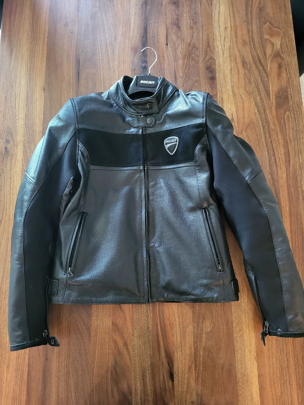 Ducati Giacche: Ducati Lederjacke Damen – Nuovo (secondo la descrizione) da Fruthwilen venduto da Mostro-Medusa