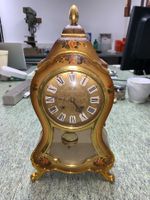 Neuenburger Pendule Regulator Tischuhr Le Castel goldfarben