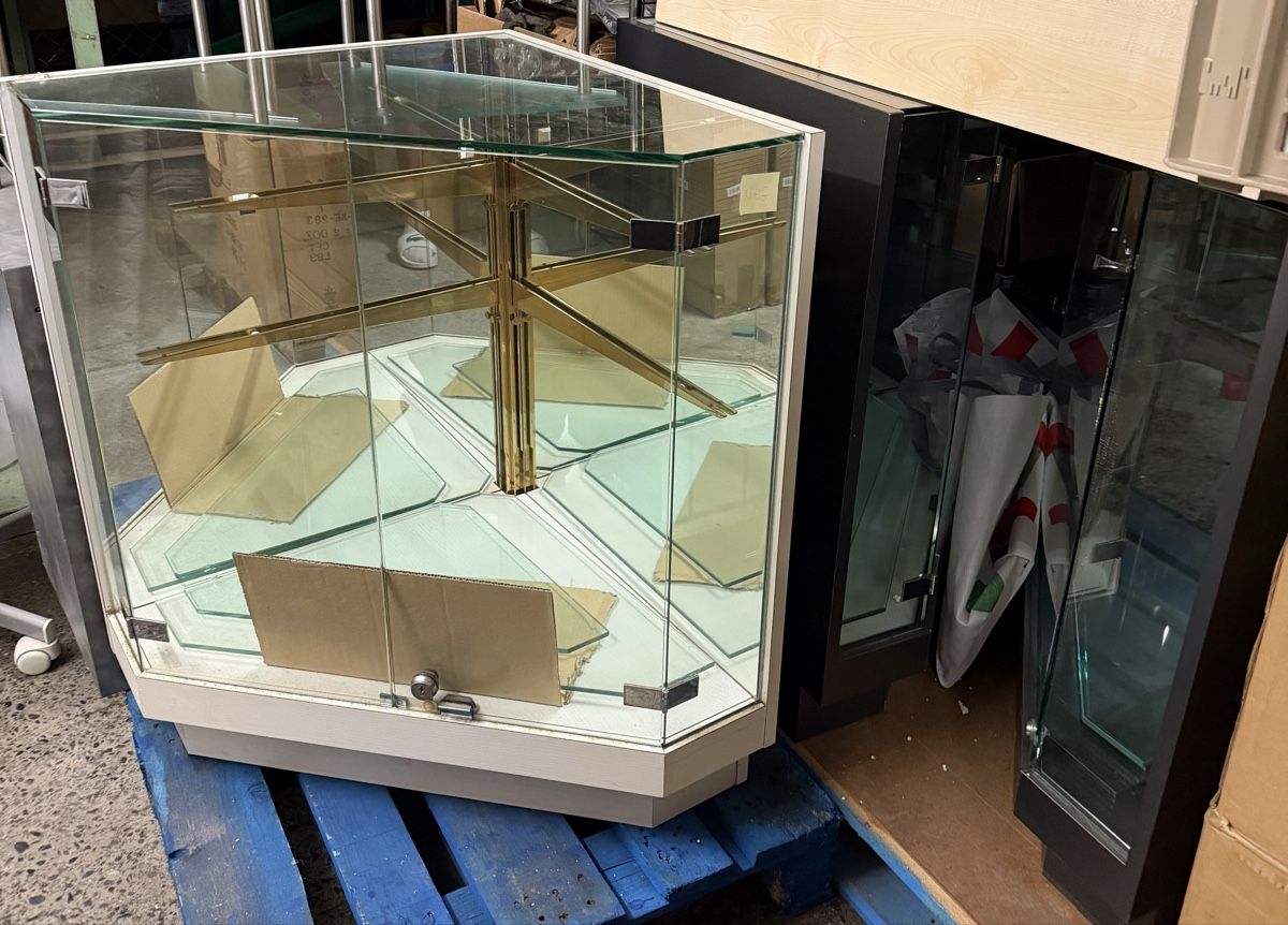 Vitrines: Vitrinenkasten Glas Messing pentagonal – D'occasion à Interlaken par Skandalpreis
