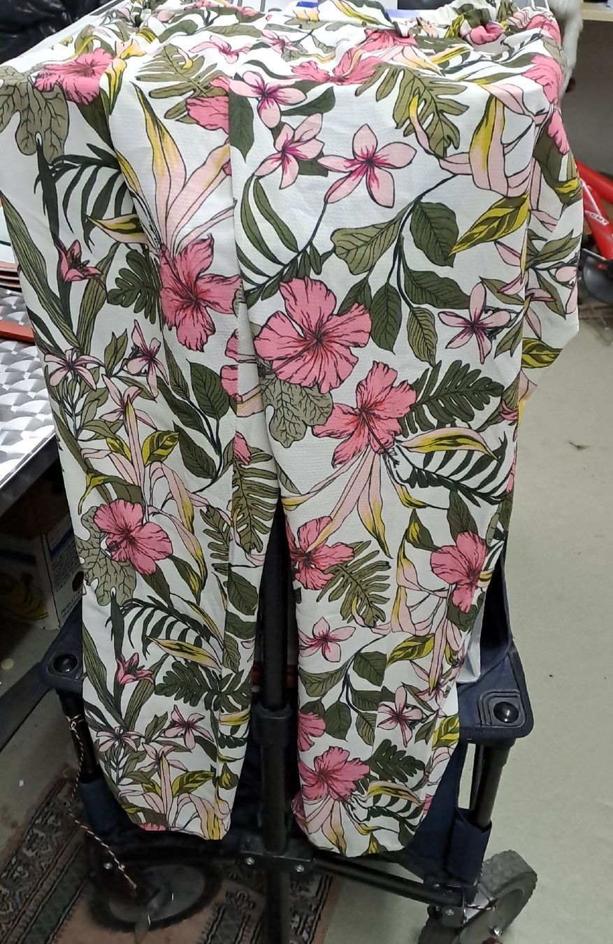 Pantaloni: Sommerliche Damenhose mit Blumenmuster, Grösse M – Usato da Zürich venduto da Schoebi19