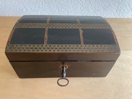 Alte Schatulle mit Schlüssel aus dunklem Holz