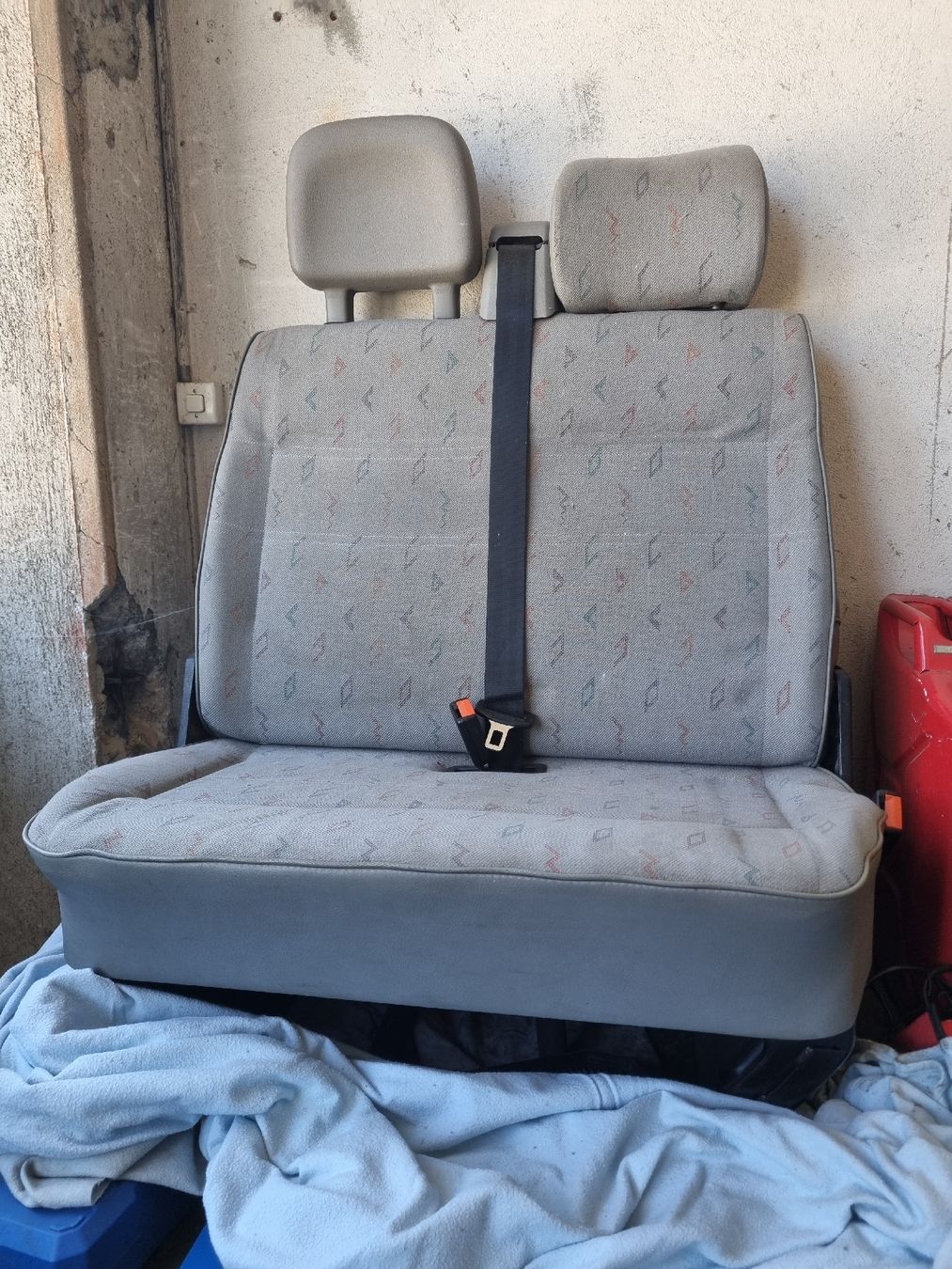 VW Tutti pezzi di ricambio auto: Vw T4 Originale Doppelsitz Rückbank – Usato da kölliken venduto da TerryCash