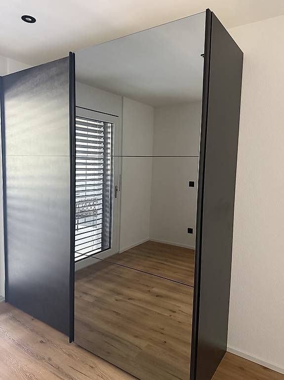 Armoires: Moderner Kleiderschrank mit Spiegeltüren – D'occasion à Visp par leh_5dwb