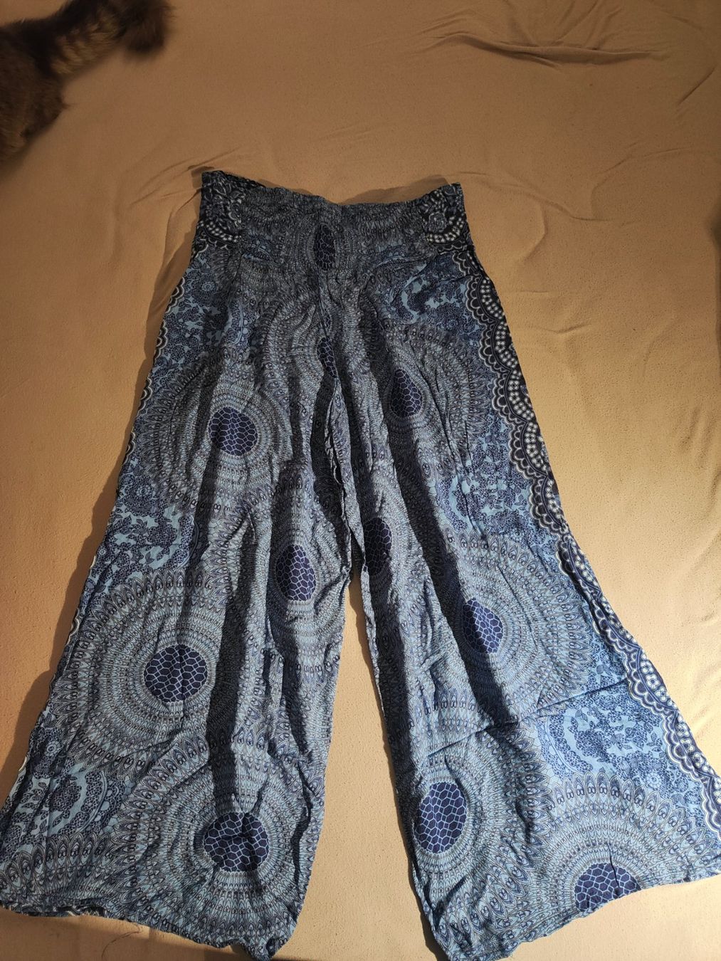 Pantaloni: Pentalon d'été taille unique – Usato da Arveyes venduto da villarscars 1