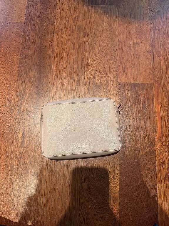 Michael Kors Custodie per cosmetici: Michael Kors Make Up Tasche – Usato da Brunnen venduto da noraislr 1