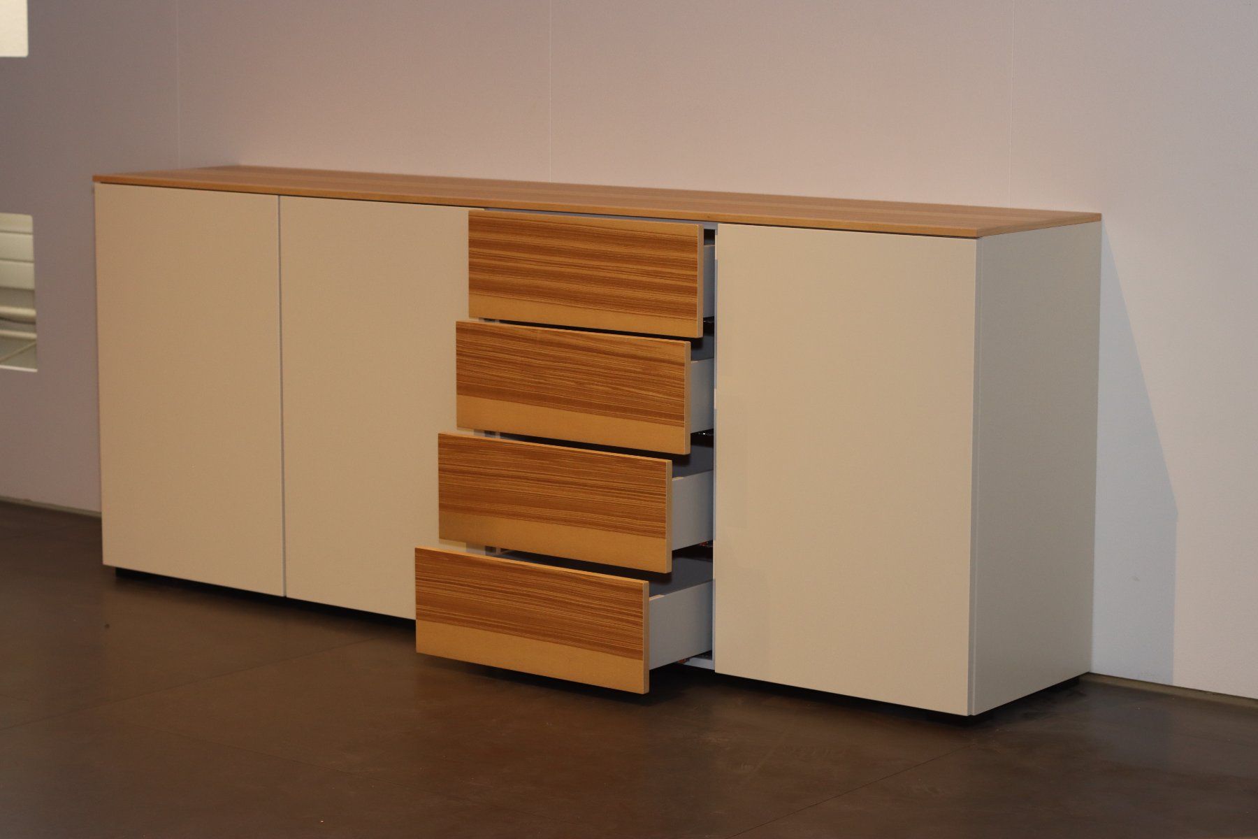 Cassettiere: Sideboard Swiss Creation – Nuovo (secondo la descrizione) da Münsingen venduto da Makramirka 1