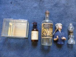 5 Antiquitäten,Porzelan-Puppe,Parfüm-Flaschen,Glas-Scahtulle