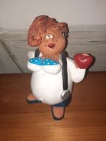 Dekorative lustige Arzt-Figur mit Herz aus Keramik