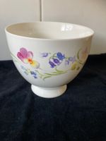Hübsche Schüssel mit Blumen-Motiv