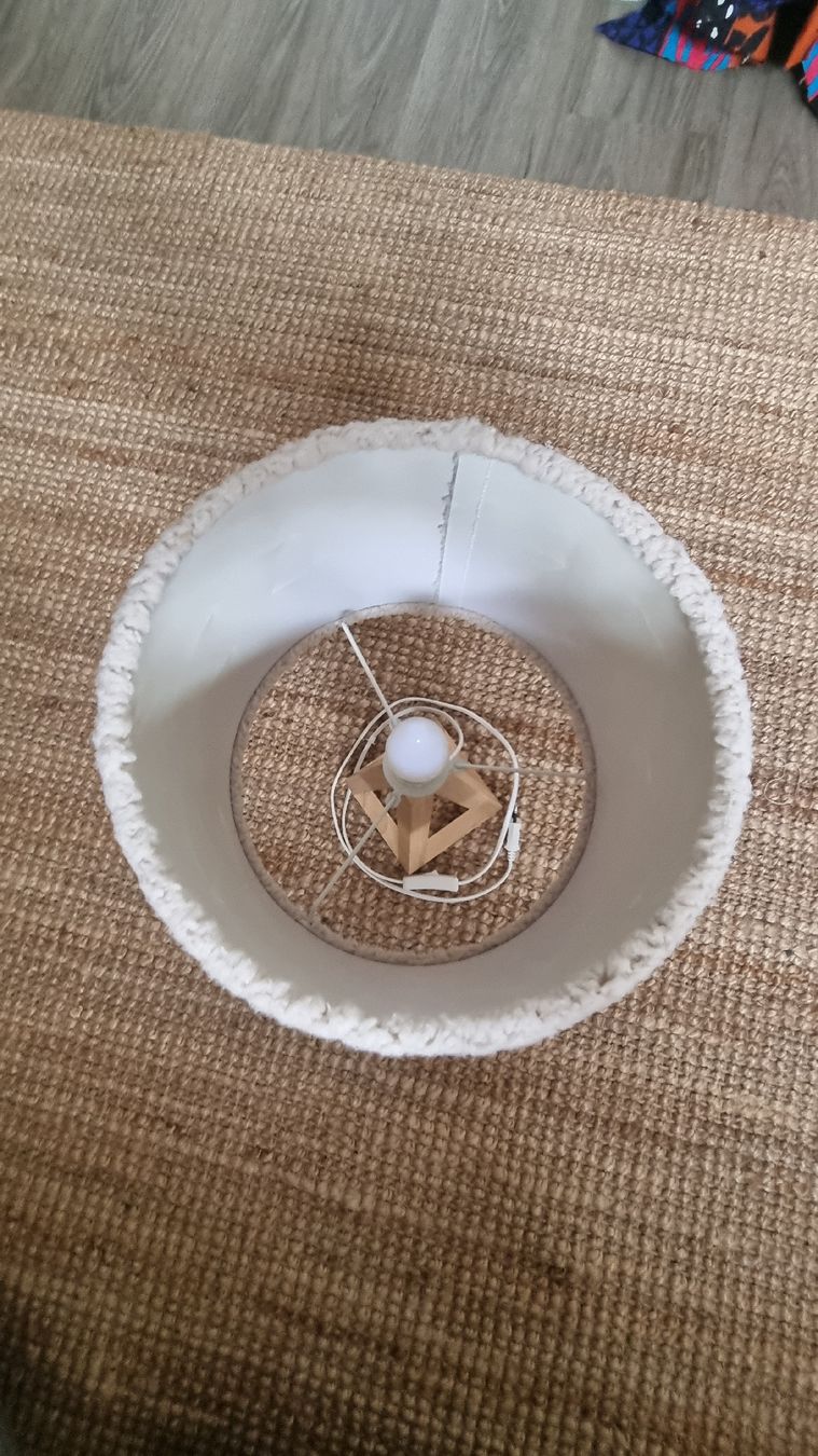 Lampade: Beige Bouclé-Tischlampe mit Holzfuß – Usato da Zug venduto da ram_n27t 1