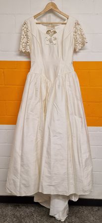 Elegantes Brautkleid Gr. 40 mit Schleppe und Spitze