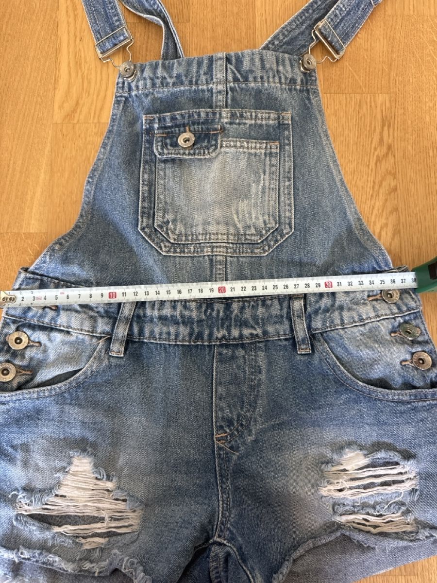 Jeans: Dungarees denim shorts ripped distressed size S – Usato da Nyon venduto da Zola 1