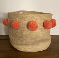 Dekokorb mit Pompons geflochten, Aufbewahrungskorb