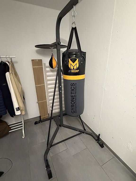 Hometrainer: Boxstation mit Boxsack und Punching Ball – Usato da Winterthur venduto da Ineda 1