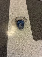 Bague élégante avec pierre bleue sintillante