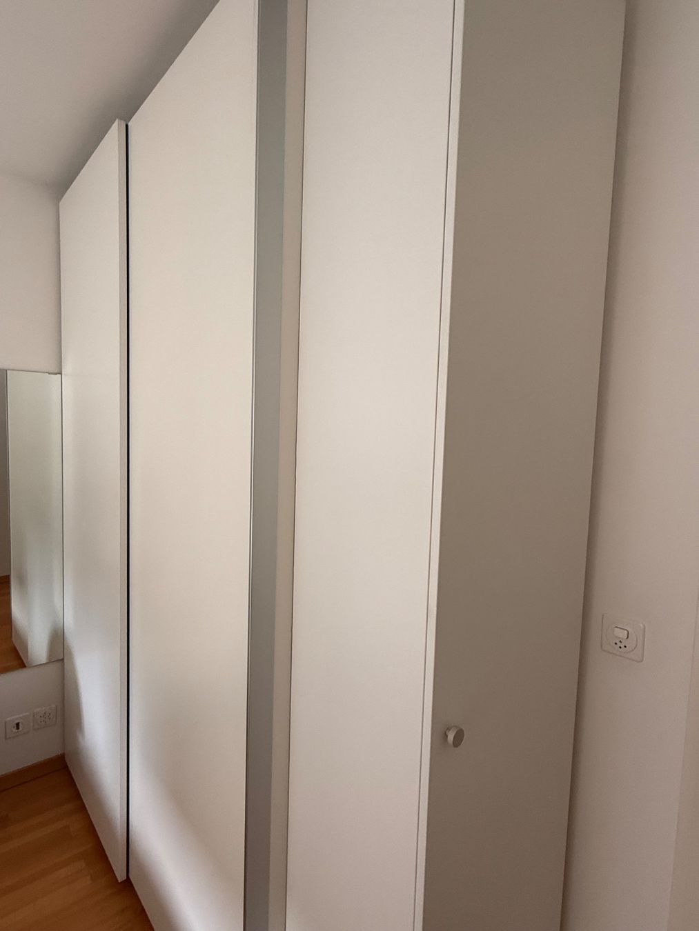 Ikea Armadi: Schrank weiss, mit Metallkorb – Usato da Zürich venduto da mic_95l5 3